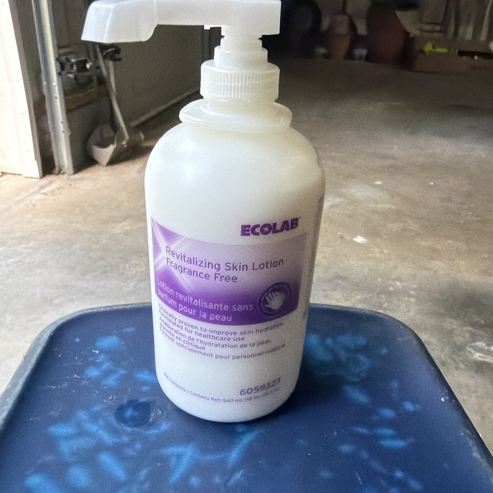 Ecolab 6059323 Revitalizing Skin Lotion, Fragrance Free 540 mL Pump Bottle